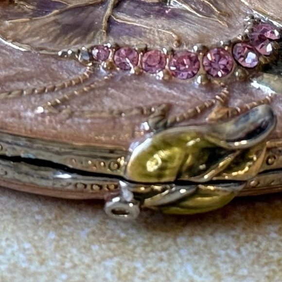 VINTAGE Compact Pastel Enamel Rhinestones Flower Bee Dragonfly Victorian - Picture 6 of 9